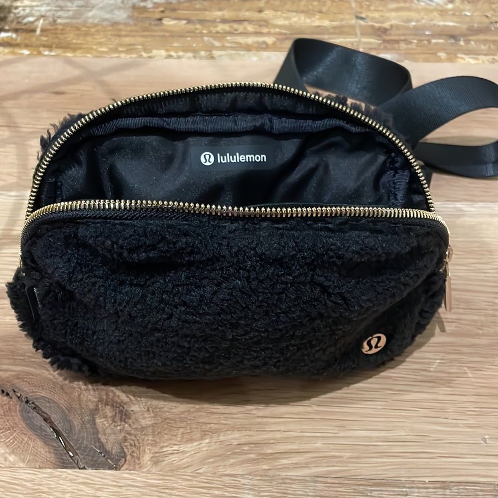 Everywhere Fleece Belt Bag, Black and Gold, NWT, Rare